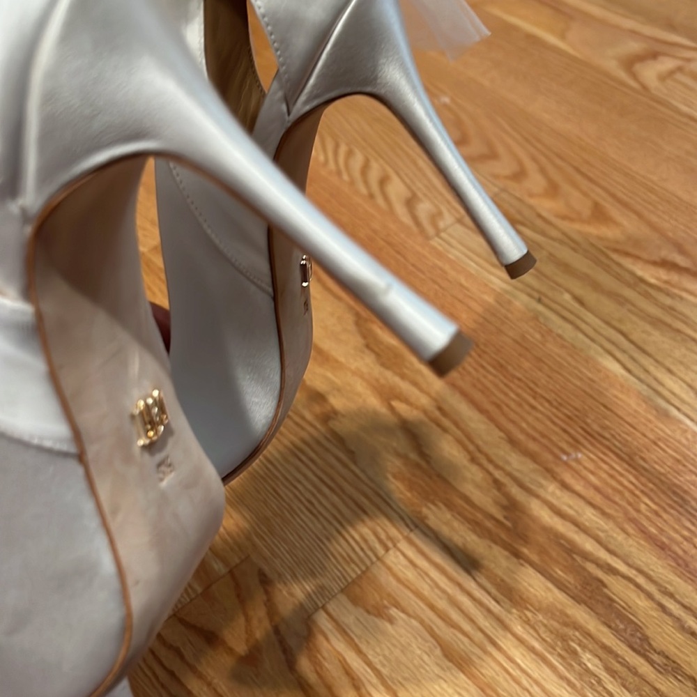 Bradgley Mischka Bow white heals - Picture 7 of 8